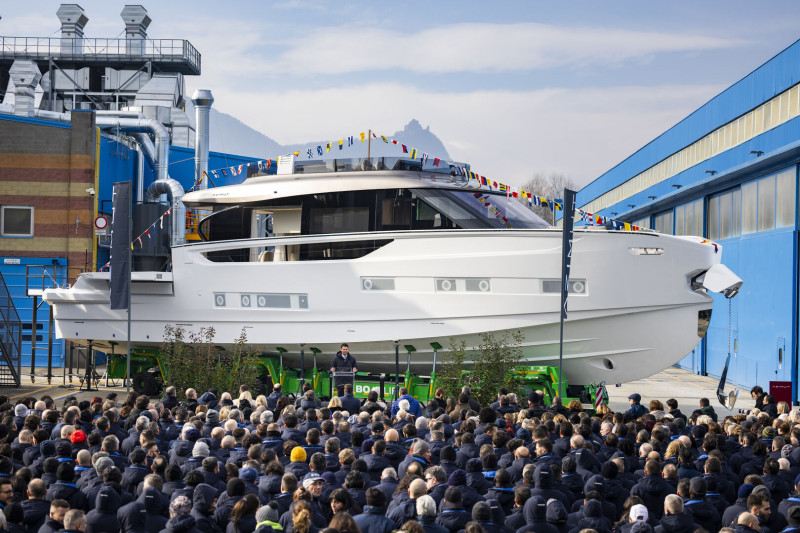 Azimut Yachts Gulf Sells First Seadeck 9